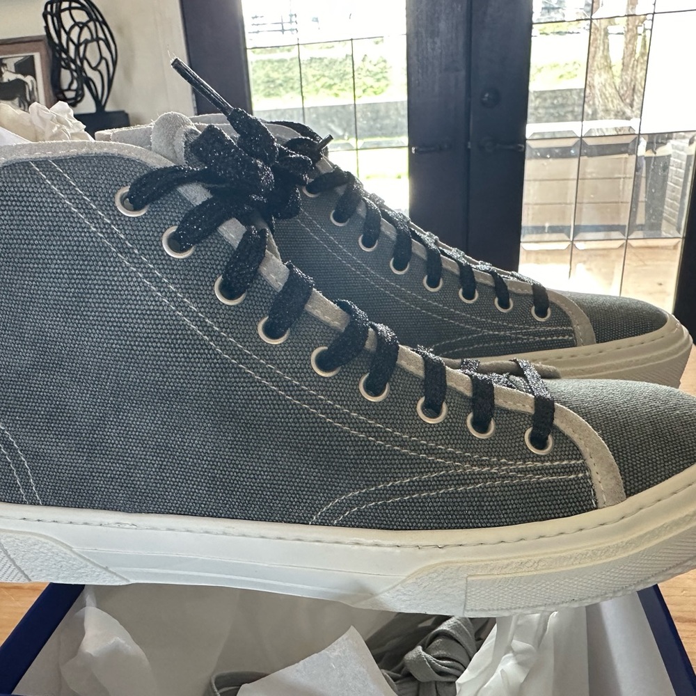P448 Sally High Top Sneaker Size 40  NWT + box and extra laces